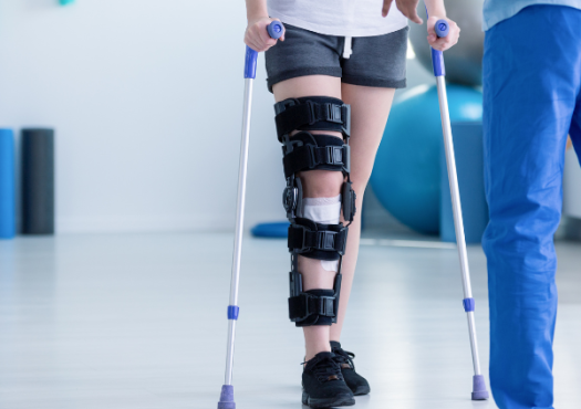 fisioterapista a domicilio assiste paziente durante riabilitazione post operatoria