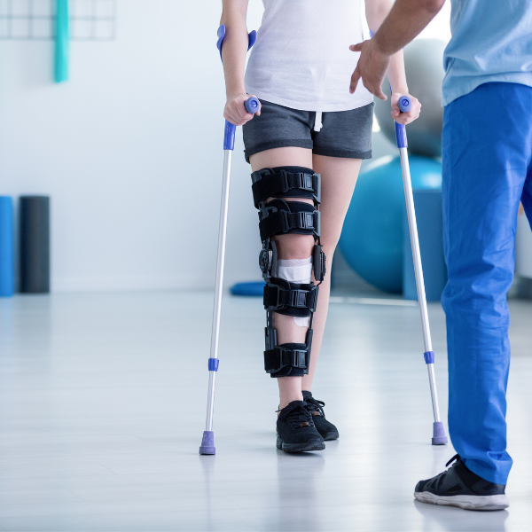 fisioterapista a domicilio assiste paziente durante riabilitazione post operatoria
