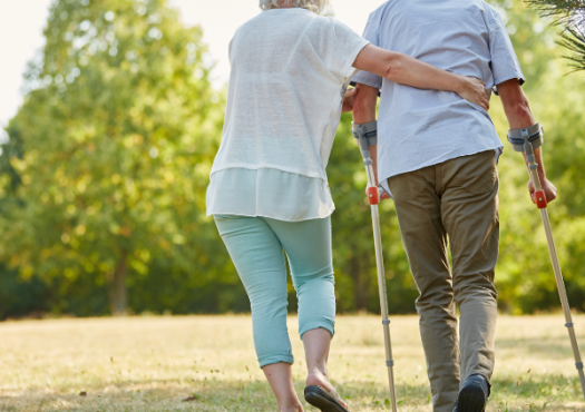 Caregiver familiare che assiste un anziano