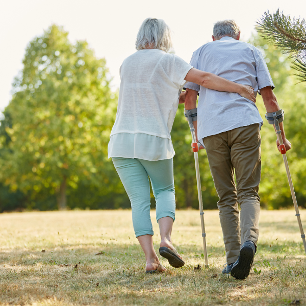 Caregiver familiare che assiste un anziano